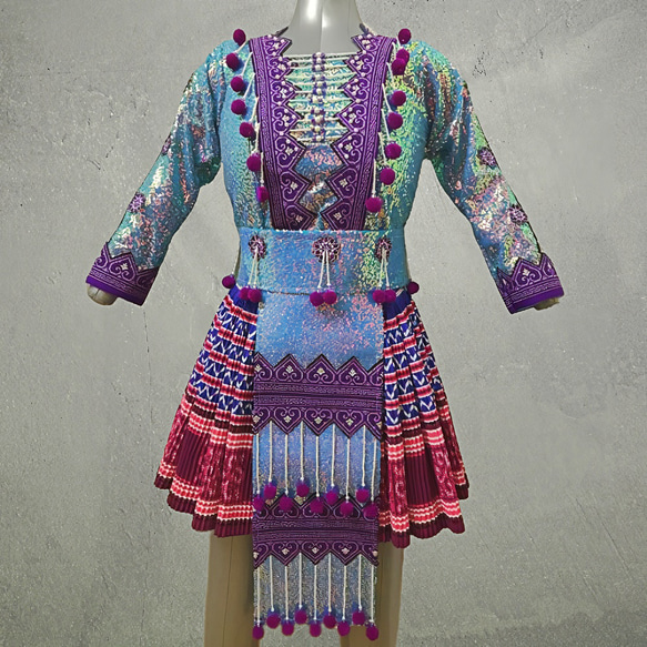モン族民族衣装 ブラウス・ラップスカート・前掛け・腰帯 ４点セット ライトブルー・紫系 1枚目の画像