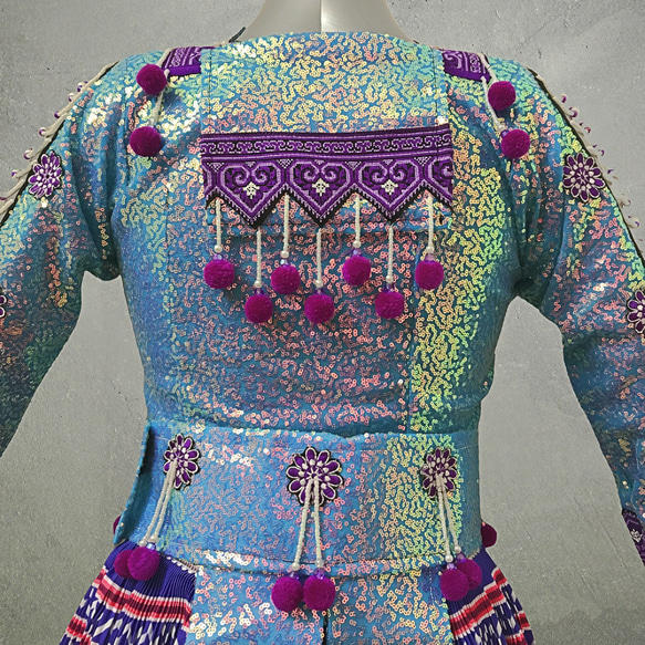 モン族民族衣装 ブラウス・ラップスカート・前掛け・腰帯 ４点セット ライトブルー・紫系 11枚目の画像