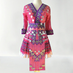 モン族の民族衣装 ブラウス・ラップスカート・前掛け・腰帯 ４点セット ピンク系 1枚目の画像