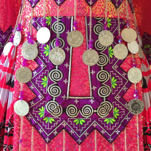 モン族の民族衣装 ブラウス・ラップスカート・前掛け・腰帯 ４点セット ピンク系 4枚目の画像
