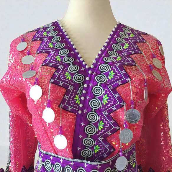 モン族の民族衣装 ブラウス・ラップスカート・前掛け・腰帯 ４点セット ピンク系 2枚目の画像