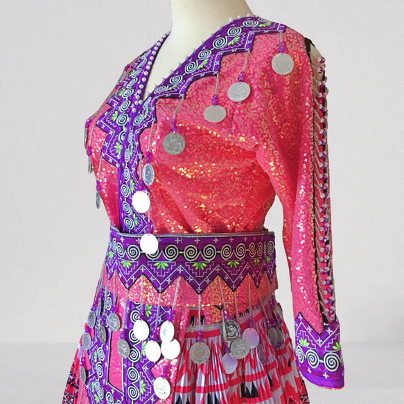 モン族の民族衣装 ブラウス・ラップスカート・前掛け・腰帯 ４点セット ピンク系 7枚目の画像