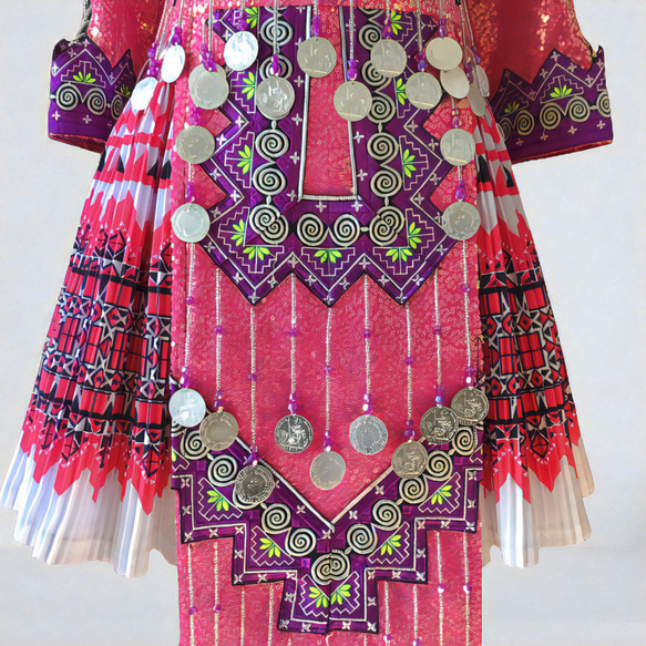 モン族の民族衣装 ブラウス・ラップスカート・前掛け・腰帯 ４点セット ピンク系 3枚目の画像