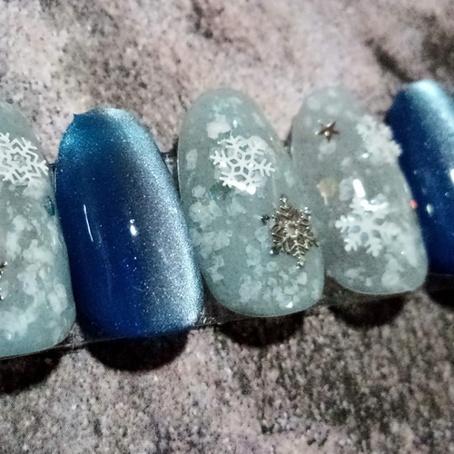 ジェルネイルチップ☆付け爪〜雪の結晶×ブルー5ミクロンマグネット