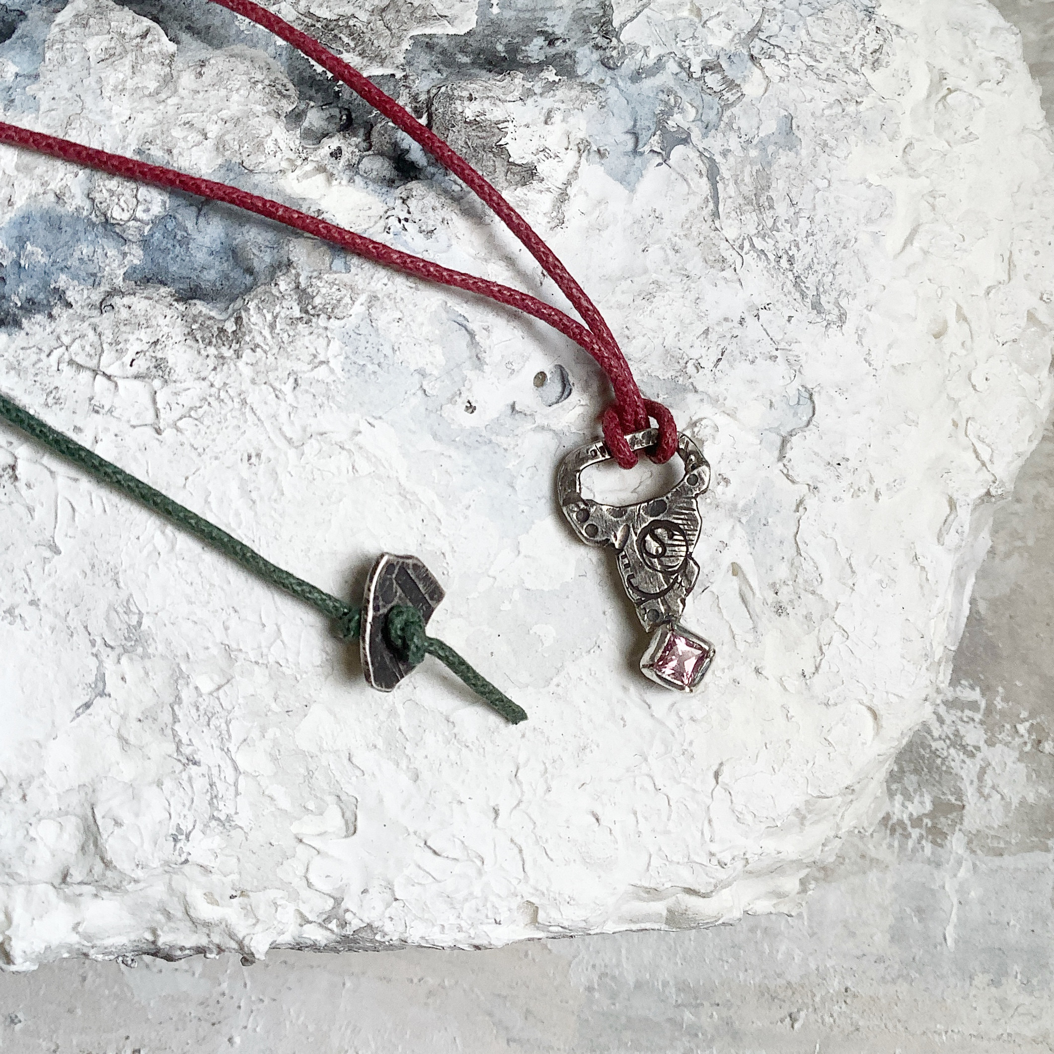 グラフィティペンダント　ネックレス　ピンクサファイヤ