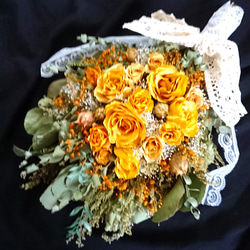 『大きめ』黄色い薔薇とミニ薔薇、フーセンポピーのアンティークでお洒落なブリザーブド・ドライフラワースワッグ 6枚目の画像