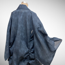 ドレープ際立つ 着物ガウン 裾袖クシュ 絽  着物リメイク 和柄男女兼用 フリーサイズ Ｋ51007 6枚目の画像