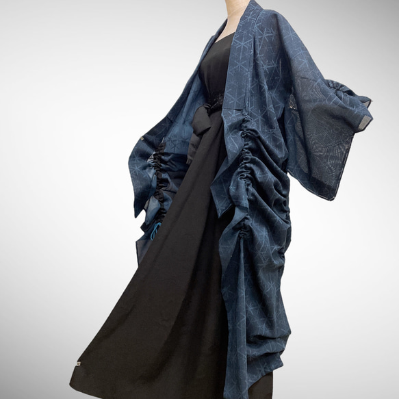 ドレープ際立つ 着物ガウン 裾袖クシュ 絽  着物リメイク 和柄男女兼用 フリーサイズ Ｋ51007 9枚目の画像