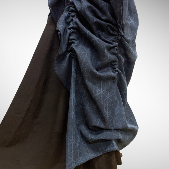 ドレープ際立つ 着物ガウン 裾袖クシュ 絽  着物リメイク 和柄男女兼用 フリーサイズ Ｋ51007 2枚目の画像