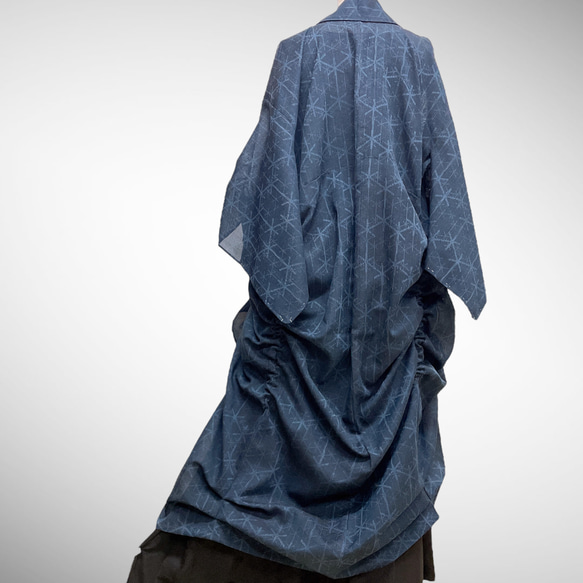 ドレープ際立つ 着物ガウン 裾袖クシュ 絽  着物リメイク 和柄男女兼用 フリーサイズ Ｋ51007 4枚目の画像
