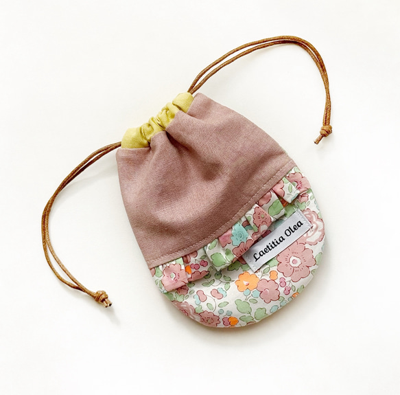 コスメポーチ小さめ/しずく型ミニフリル巾着袋　リバティベッツィ　コットンリネン　プチギフト　ピンク 2枚目の画像