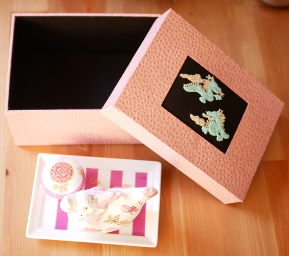 龍（ドラゴン）のフィギュア(ピンク）　置物　成功と発展、運気アップ　陶磁器　風水　玄関　リビング　オリジナルの箱付き　 6枚目の画像