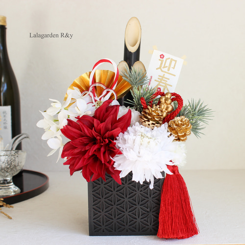 プロテアロビンと蓮の実、松、パンパスグラスのお正月飾り ex.｜【お正月飾り2025】大王松のお飾り-紅白- - ex. flower shop