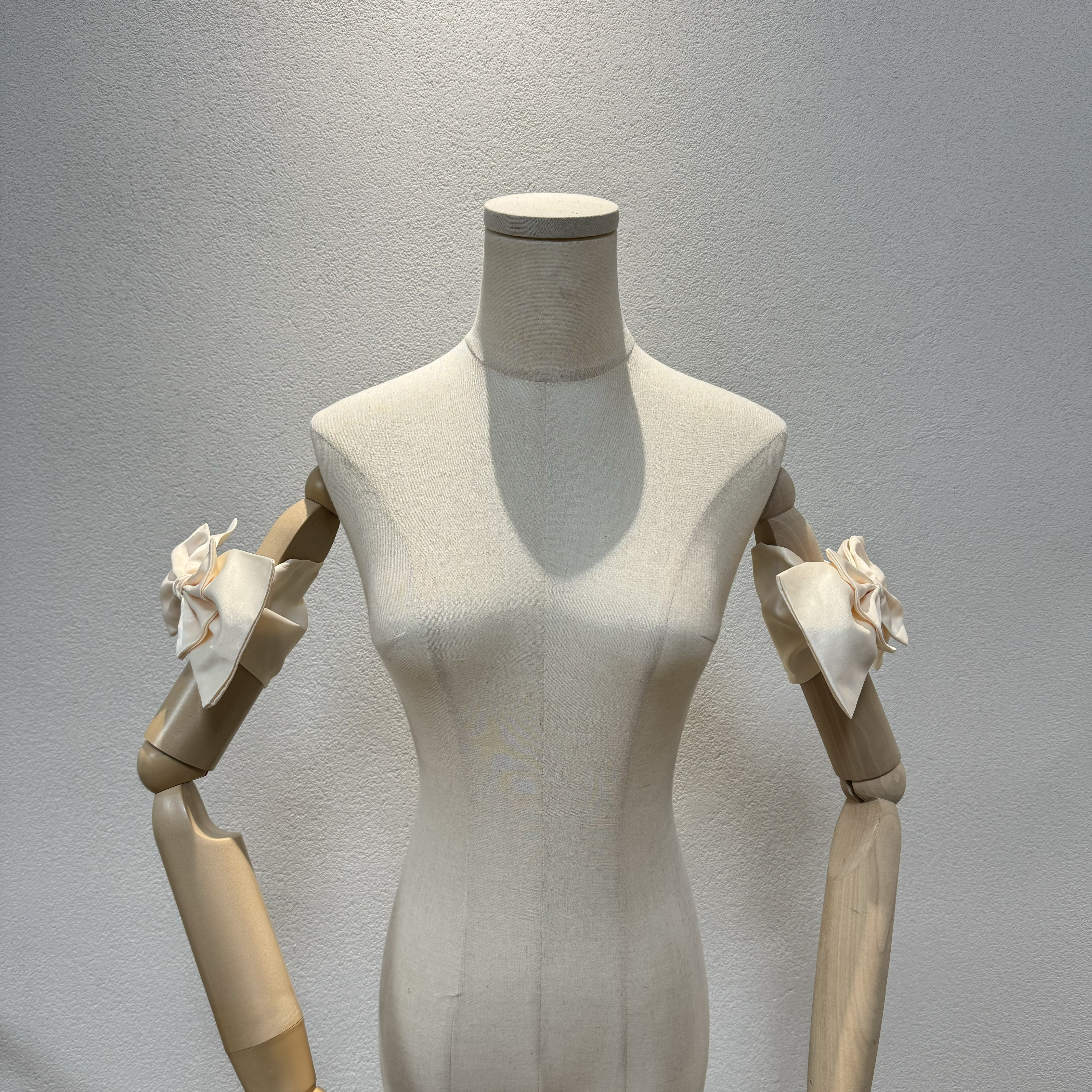 新着商品　シャンペン色　可愛いリボン袖　二の腕を隠せる　取り外し袖　高級感　サテン　カラー変更可能　前撮り二次会撮影旅行