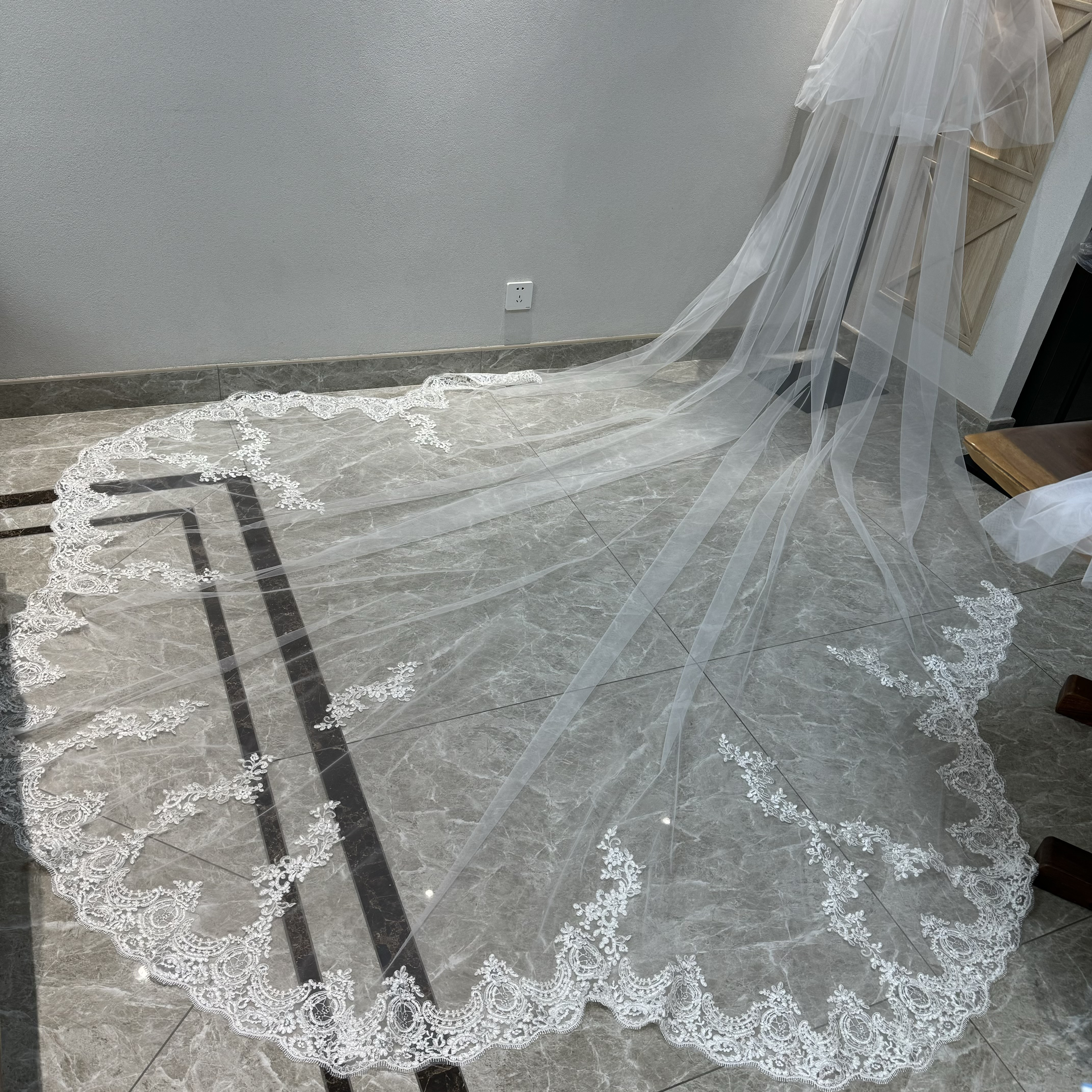 顧客満足度99％以上！フランスレース　2層チュール　豪華トレーン　コーム付き　咲き誇る透け花レース挙式前撮り二次会結婚式