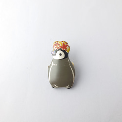 葉っぱかんむり(紅葉)皇帝ペンギンひな 漆ブローチ 1枚目の画像
