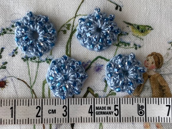 新商品！1点ずつ手作り！『ガラスビーズを使った　レース編みぷっくりとしたお花モチーフ♪』〜 濃いブルー　4個セット⓹～ 2枚目の画像