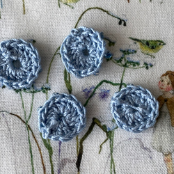 新商品！1点ずつ手作り！『ガラスビーズを使った　レース編みぷっくりとしたお花モチーフ♪』〜 濃いブルー　4個セット⓹～ 4枚目の画像