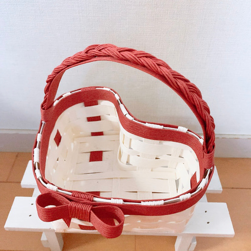 ハートのカゴ 取っ手付き 白×赤リボン 受注販売 クラフトバンド