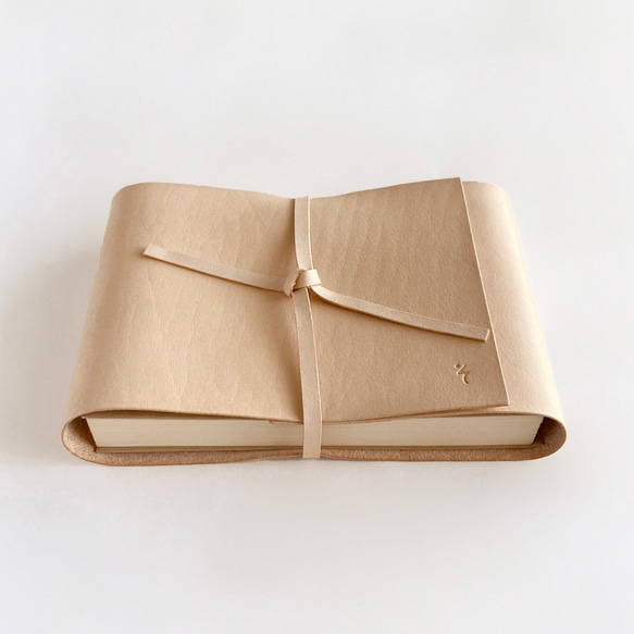 文庫・新書用丨ヌメ革丨読書に集中するための革のブックカバー【pata / ぱた】手作り 手帳にも 1枚目の画像