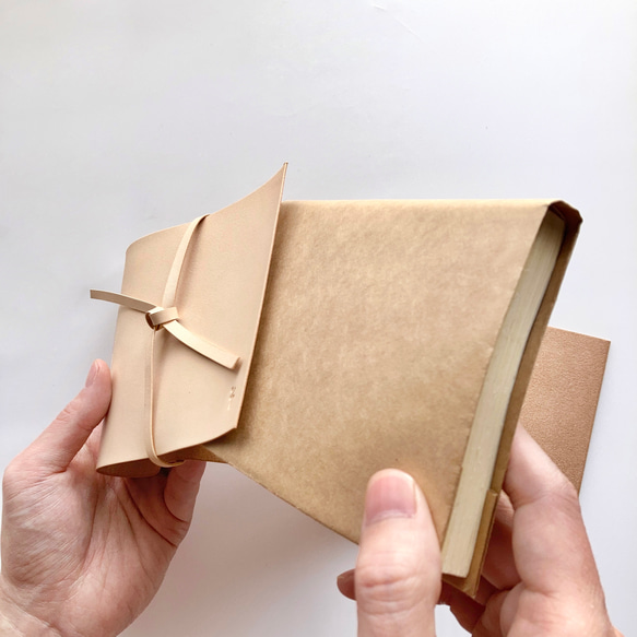 文庫・新書用丨ヌメ革丨読書に集中するための革のブックカバー【pata / ぱた】手作り 手帳にも 5枚目の画像