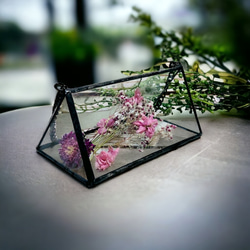 ステンドグラス 造花入りのチェーンで吊れるテラリウム ステンドグラス 造花入りのチェーンで吊れるテラリウム