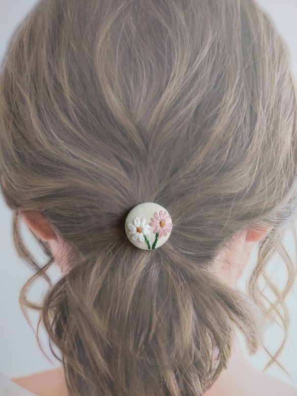 くるみボタンのヘアゴム/お花の刺繍/ガーベラ/プチギフト/ナチュラル 3枚目の画像