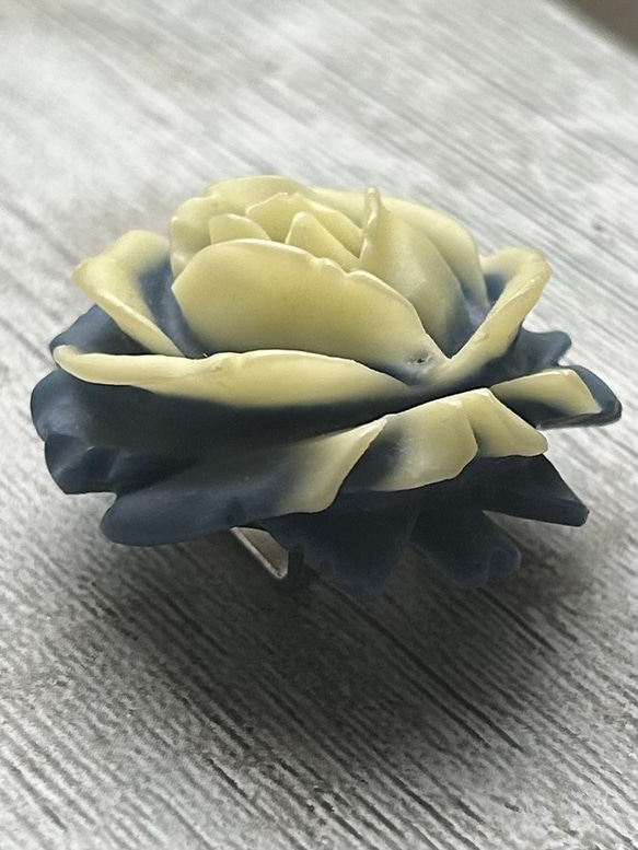 ビンテージ素材のブルーグラデの薔薇の帯留め「Rose・sky」 3枚目の画像