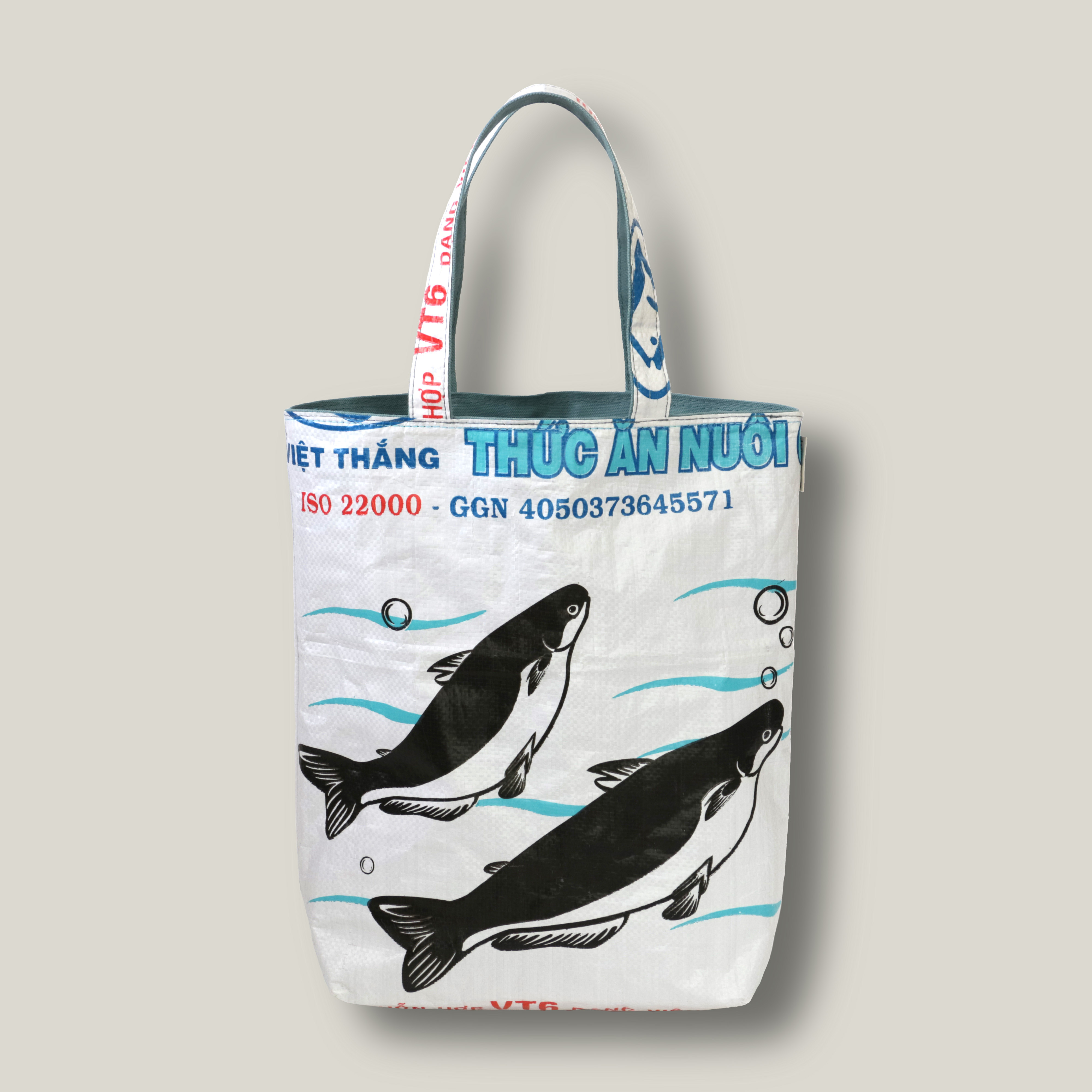 大きなポケット、PCも持ち運べる縦長トートバッグ　軽い アップサイクル