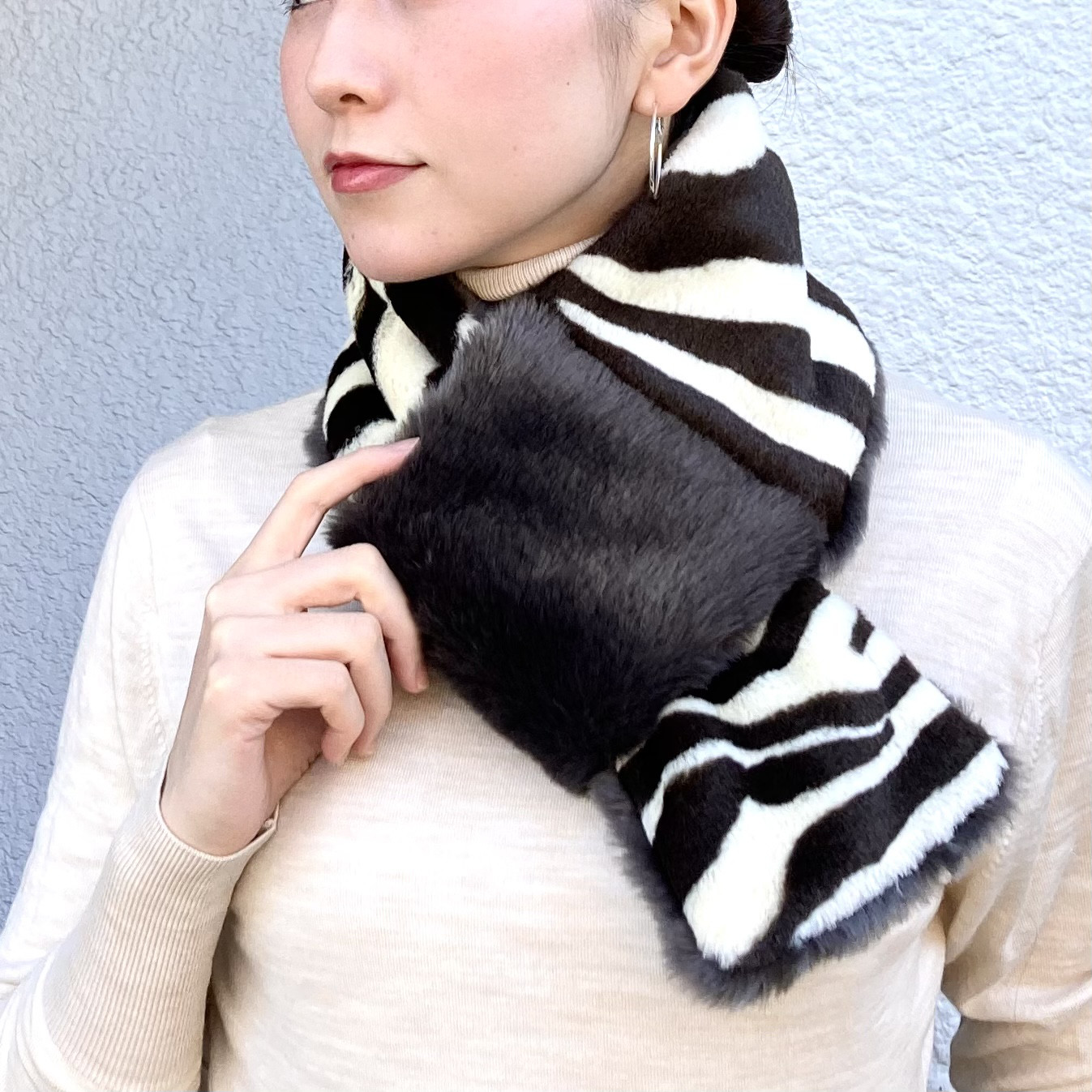 ＜ゼブラ柄エコファーのリバーシブルコンパクトマフラー・グレー＞　ミニマフラー　クリスマス