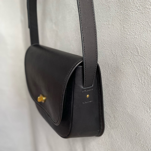 アイグナー 新品 黒 バッグ 本革 リアルレザー ショルダー付 ゴールド金具 AIGNER / アイグナー A4サイズ収納可 牛革 2WAY ショルダー
