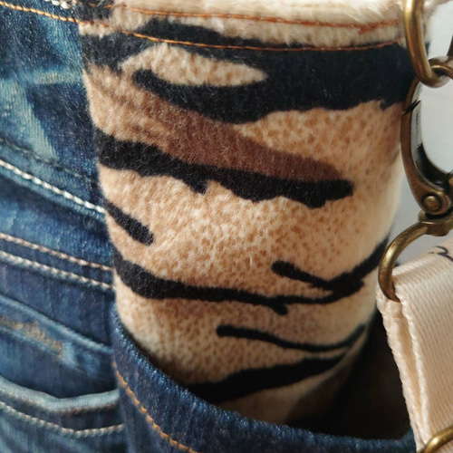 943Hiroko Higa 大きめヒョウ柄デニムリメイクバック 943Hiroko Higa 様専用大きめヒョウ柄デニムリメイクバック - メルカリ