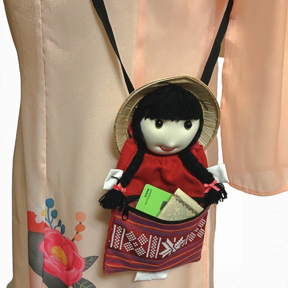 【母の日に素敵な贈り物を】 ベトナムの民族雑貨 すげ笠をかぶった女の子のお人形ポーチ グリーン 8枚目の画像