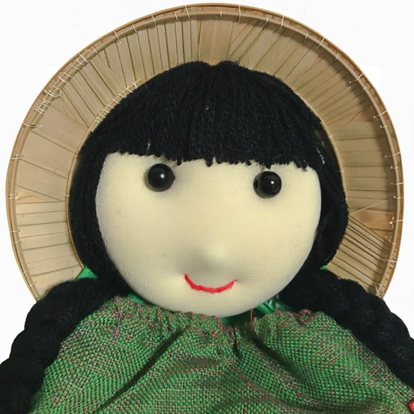 【母の日に素敵な贈り物を】 ベトナムの民族雑貨 すげ笠をかぶった女の子のお人形ポーチ グリーン 1枚目の画像