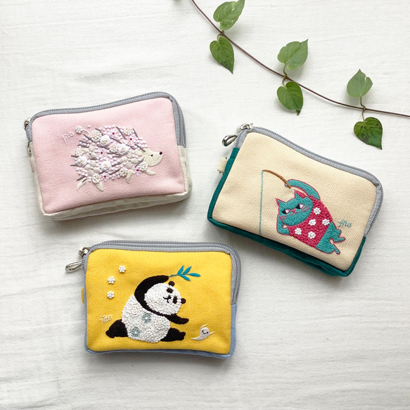 再販「お散歩ハリネズミ」手刺繍。コスメポーチに。モバイルグッズ整理に。 8枚目の画像