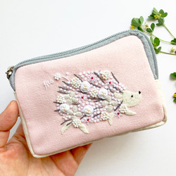再販「お散歩ハリネズミ」手刺繍。コスメポーチに。モバイルグッズ整理に。 3枚目の画像