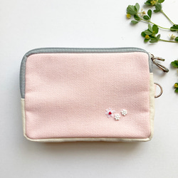 再販「お散歩ハリネズミ」手刺繍。コスメポーチに。モバイルグッズ整理に。 4枚目の画像