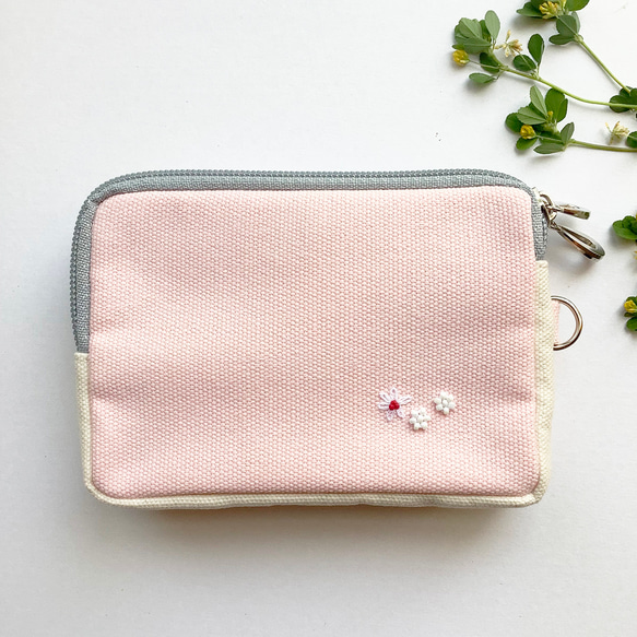 再販「お散歩ハリネズミ」手刺繍。コスメポーチに。モバイルグッズ整理に。 4枚目の画像