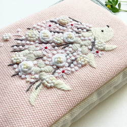 再販「お散歩ハリネズミ」手刺繍。コスメポーチに。モバイルグッズ整理に。 2枚目の画像