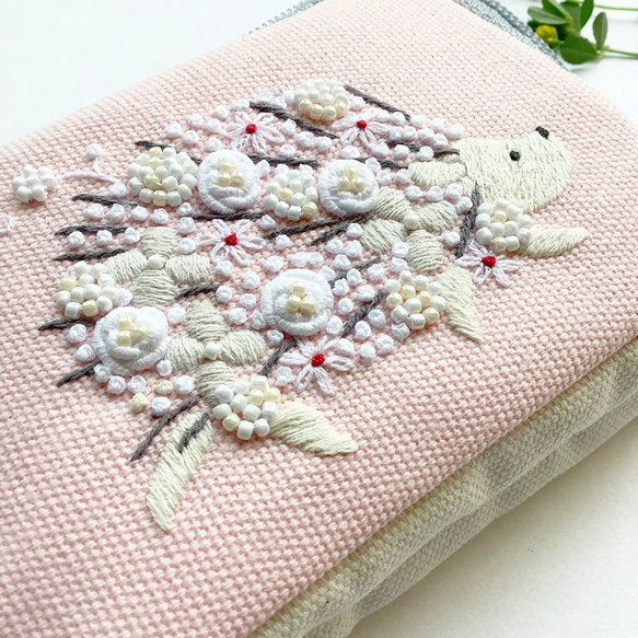 再販「お散歩ハリネズミ」手刺繍。コスメポーチに。モバイルグッズ整理に。 2枚目の画像