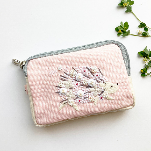 再販「お散歩ハリネズミ」手刺繍。コスメポーチに。モバイルグッズ整理に。 1枚目の画像