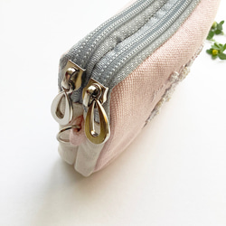 再販「お散歩ハリネズミ」手刺繍。コスメポーチに。モバイルグッズ整理に。 5枚目の画像