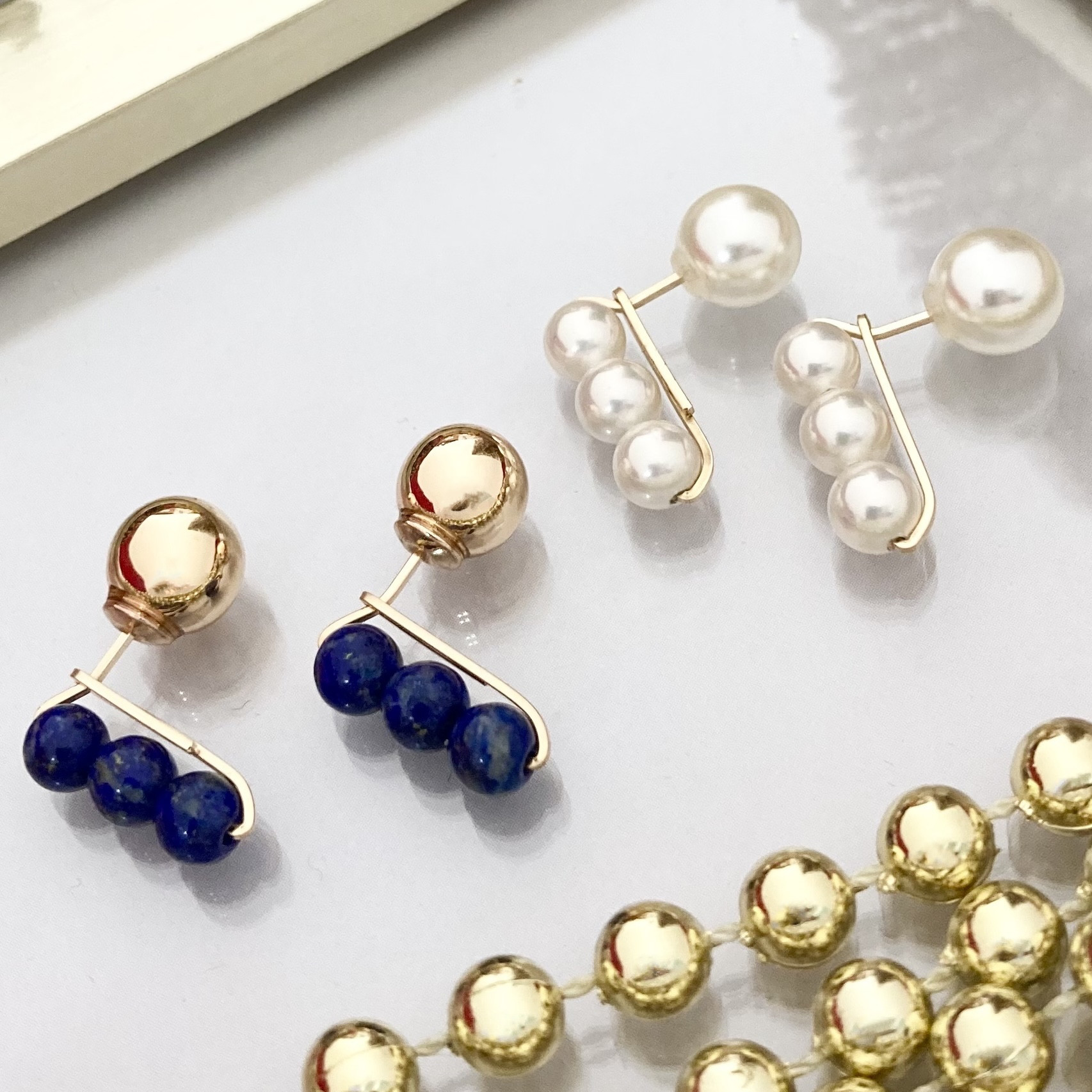 《2点セット》14kgf 国産貝パール＆ラピスラズリ 3連ラインピアス（イヤリング可）