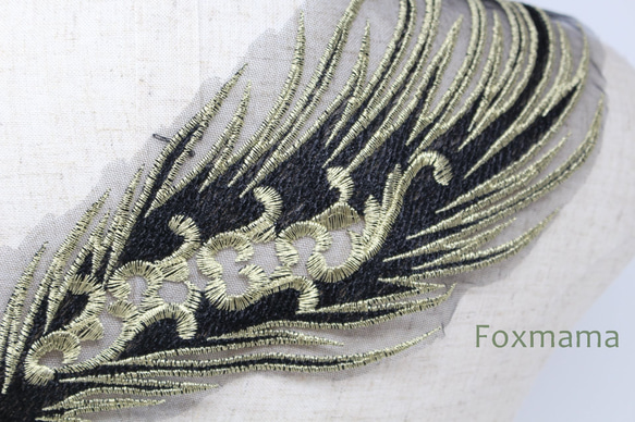 チュール刺繍モチーフ 1枚 羽根 大サイズ Bタイプ 黒色×金ラメ糸 (MFT0L2BKFO0B) 3枚目の画像