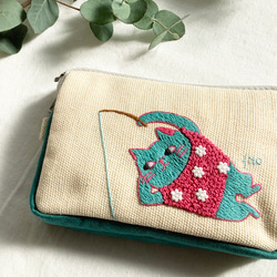 再販「釣りするネコ」手刺繍。コスメポーチに。モバイルグッズ整理に。 10枚目の画像