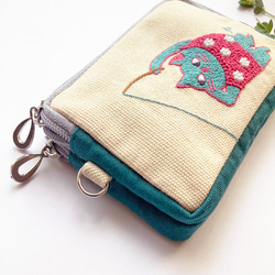 再販「釣りするネコ」手刺繍。コスメポーチに。モバイルグッズ整理に。 7枚目の画像
