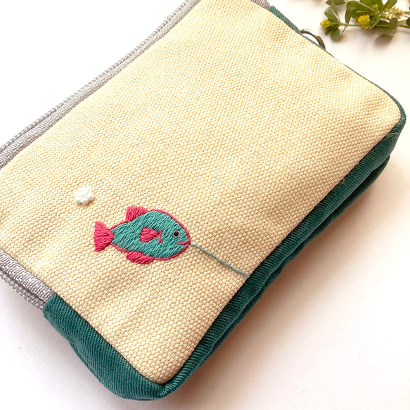 再販「釣りするネコ」手刺繍。コスメポーチに。モバイルグッズ整理に。 3枚目の画像