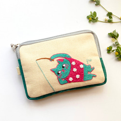 再販「釣りするネコ」手刺繍。コスメポーチに。モバイルグッズ整理に。 1枚目の画像