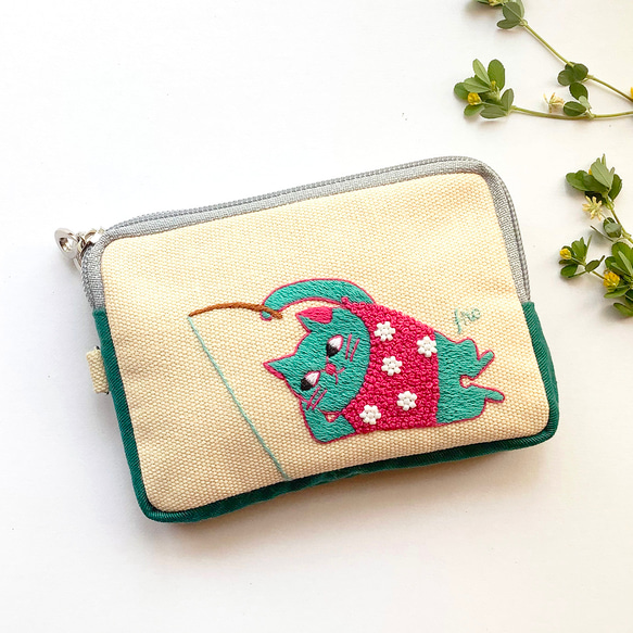 再販「釣りするネコ」手刺繍。コスメポーチに。モバイルグッズ整理に。 1枚目の画像