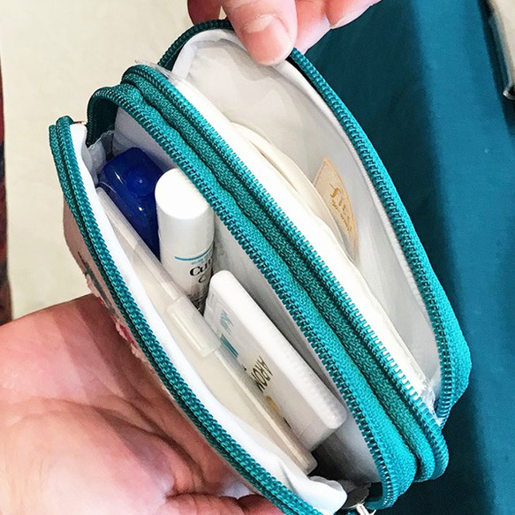 再販「釣りするネコ」手刺繍。コスメポーチに。モバイルグッズ整理に。 9枚目の画像